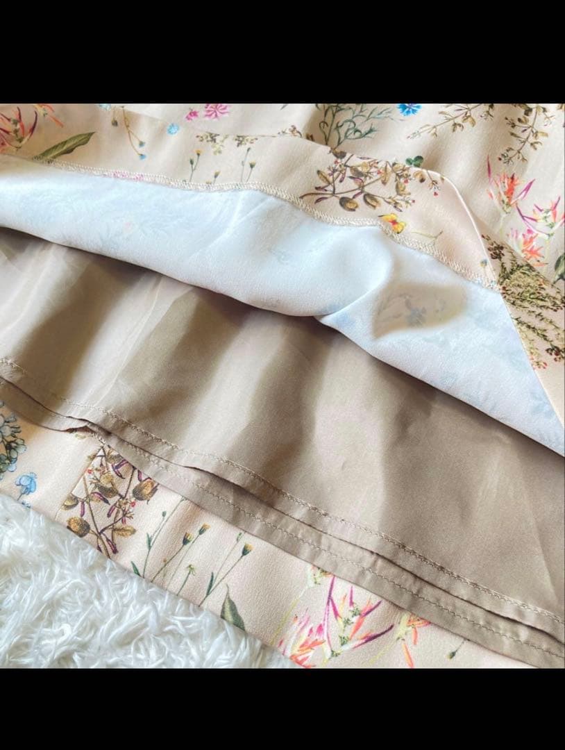 未使用に近い　アマカ　美しいボタニカルフラワー柄のワンピース　ライトベージュ38
