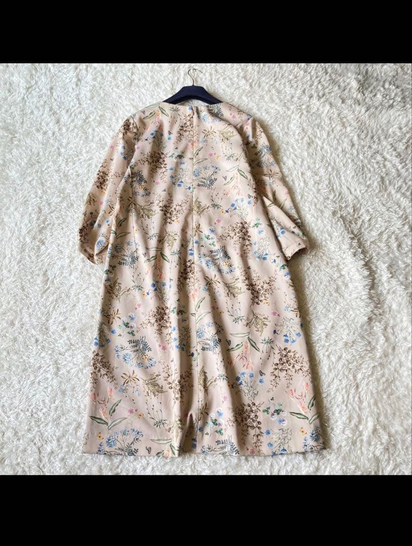 未使用に近い　アマカ　美しいボタニカルフラワー柄のワンピース　ライトベージュ38