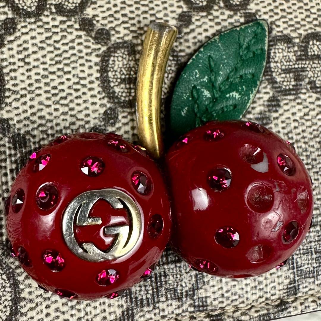 美品 GUCCI PVC 二つ折り財布 チェリー GG柄 ホック 型押し