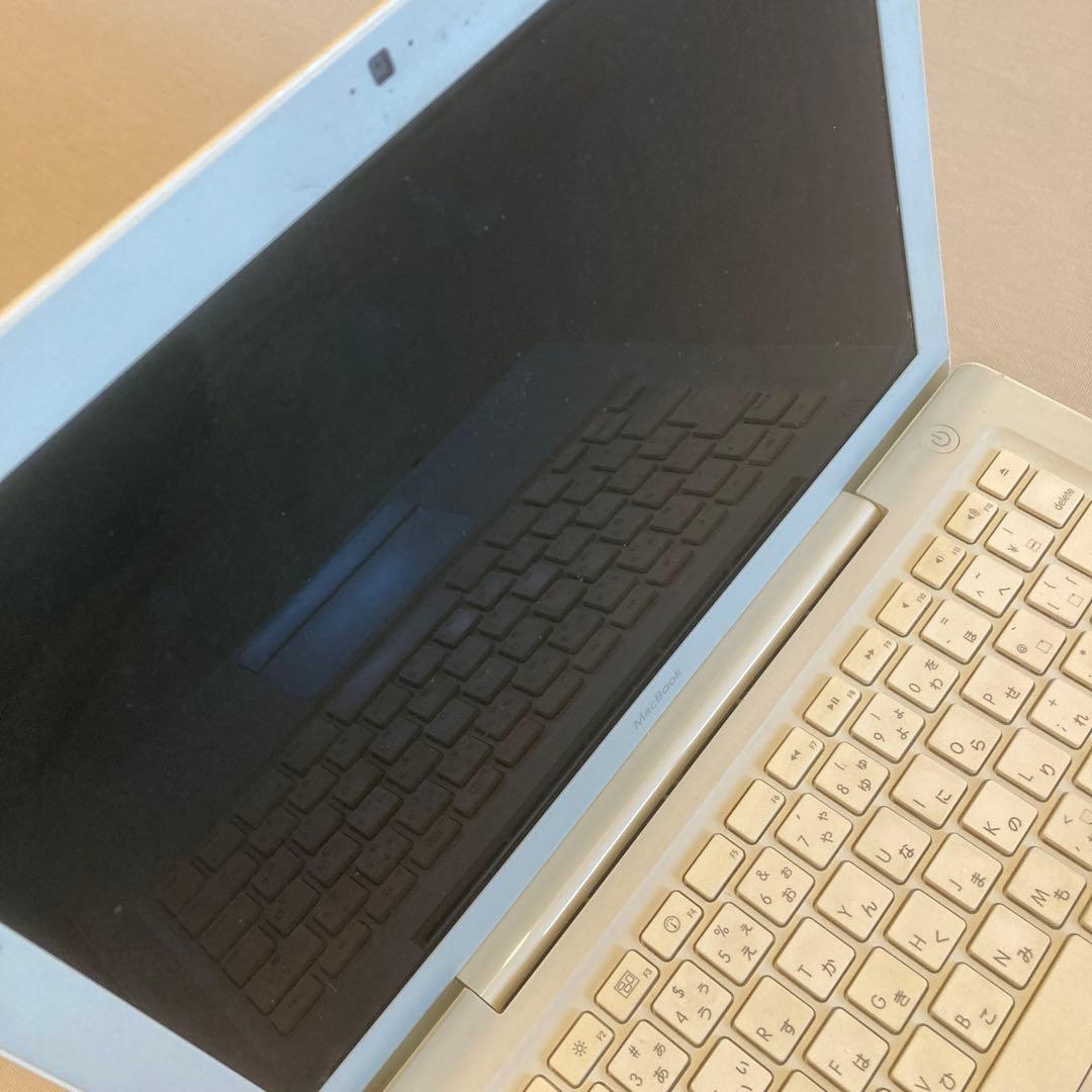 ジャンク品　ハードディスクなしMacBook A1181 ホワイト