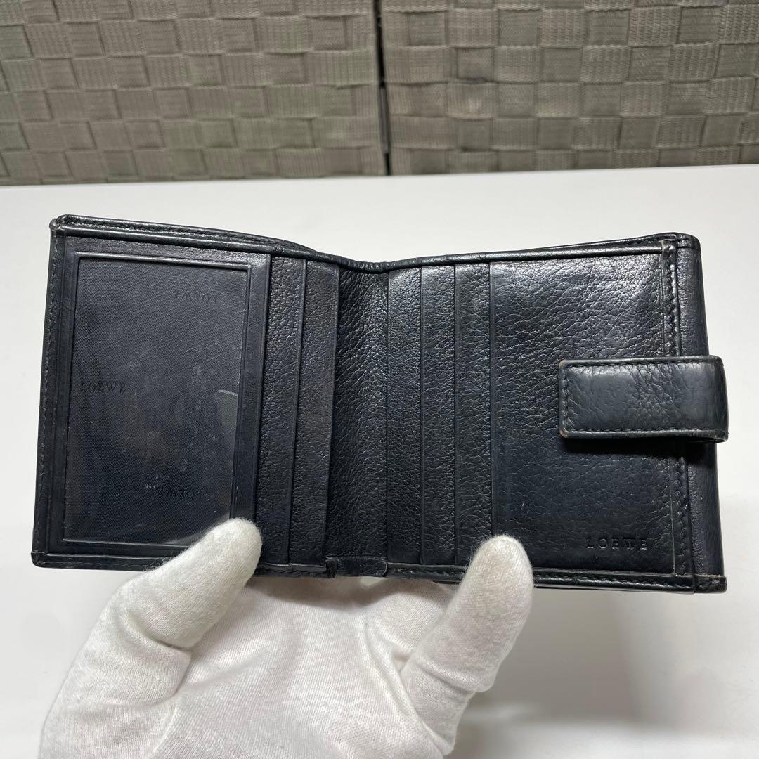 ゆ*に様 LOEWE ブラックレザー二つ折り財布 エンボスロゴ付き