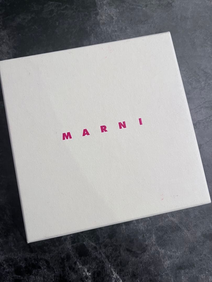 美品！定価6万　MARNI 二つ折り財布 マルチカラー
