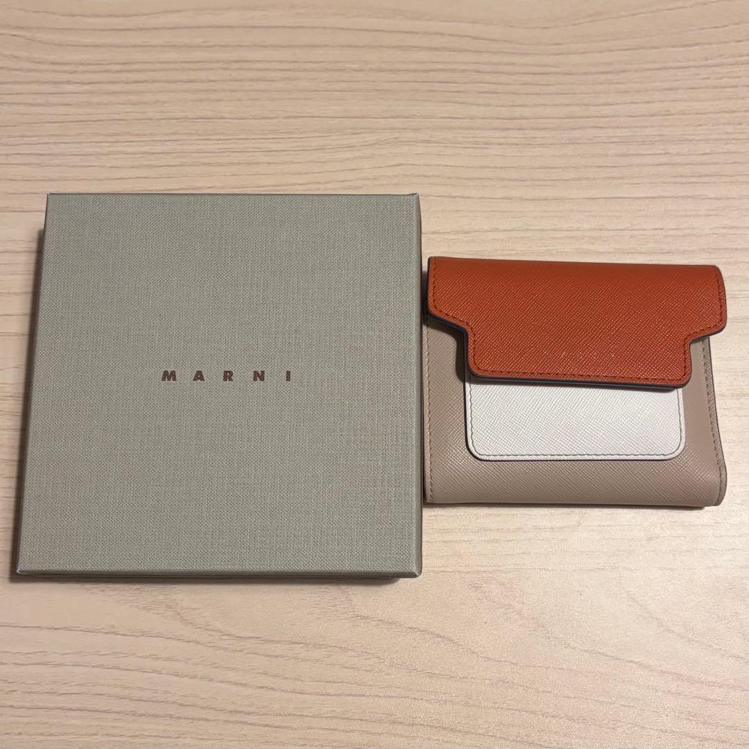ぷ*ん様 【美品】MARNI オレンジ、ホワイト、サフィアーノレザー製ウォレット