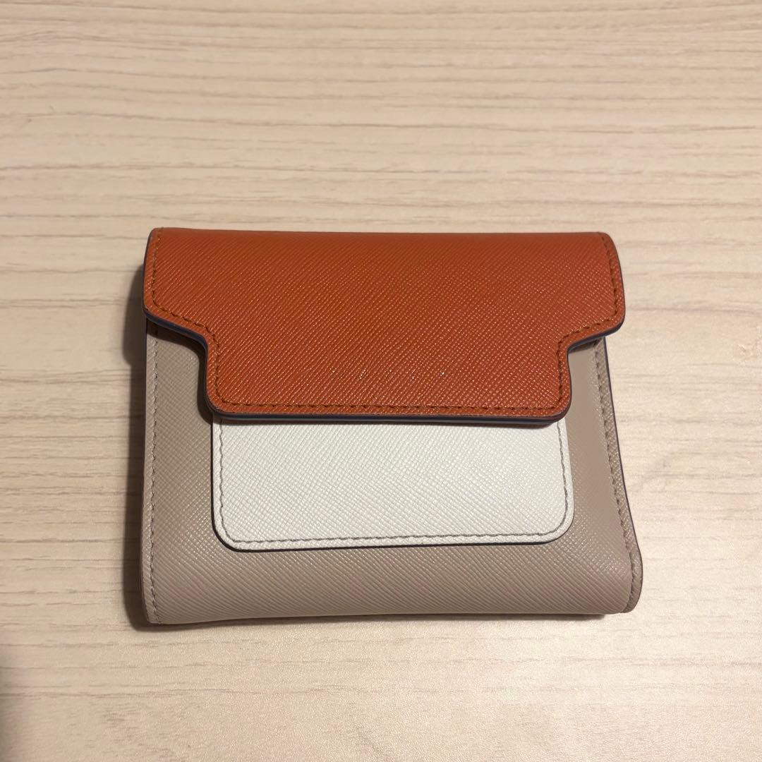 ぷ*ん様 【美品】MARNI オレンジ、ホワイト、サフィアーノレザー製ウォレット