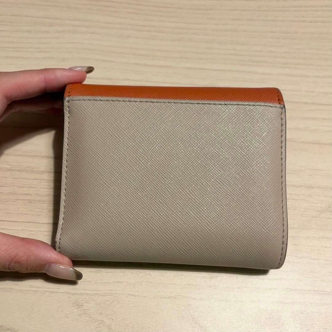 ぷ*ん様 【美品】MARNI オレンジ、ホワイト、サフィアーノレザー製ウォレット