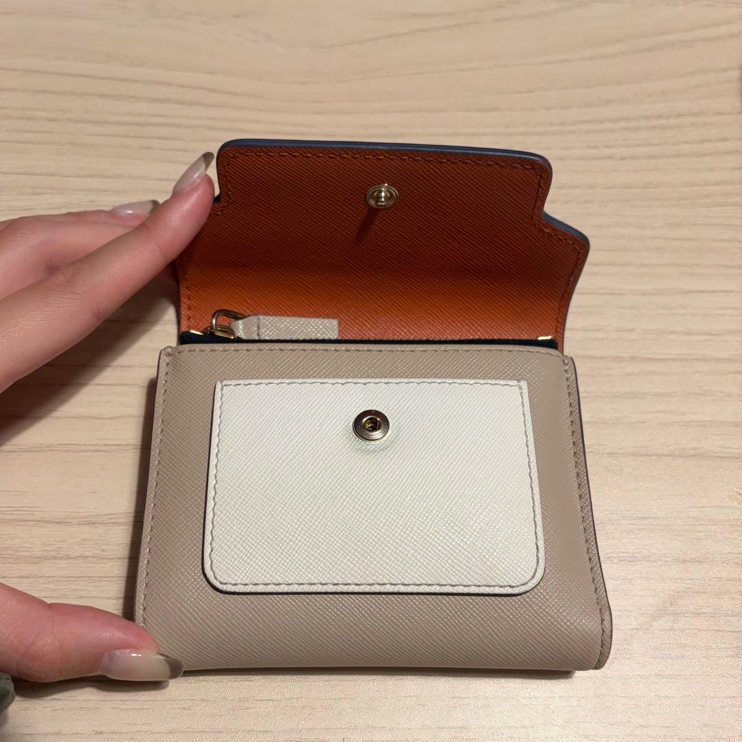 ぷ*ん様 【美品】MARNI オレンジ、ホワイト、サフィアーノレザー製ウォレット