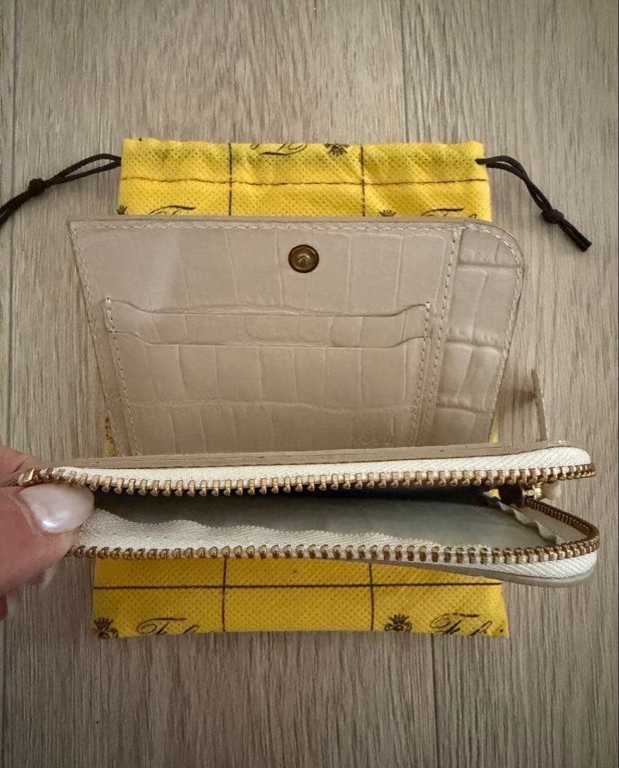 新品未使用♡Felisi ホワイトレザー 二つ折り財布