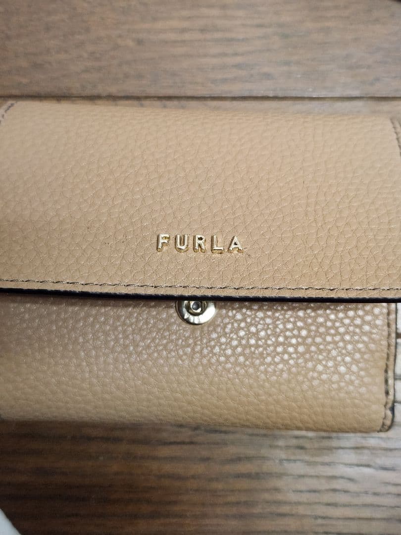 あ*ゆ様 23日22時までの価格今年最後のセール新品未使用FURLA三つ折り財布