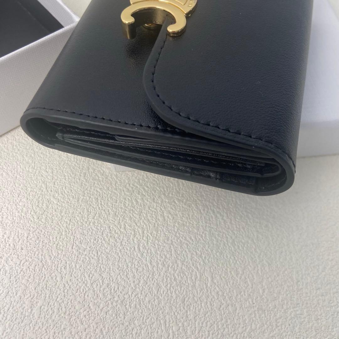 【CELINE】ネイビーのレザー製三つ折り財布 ゴールド金具付き