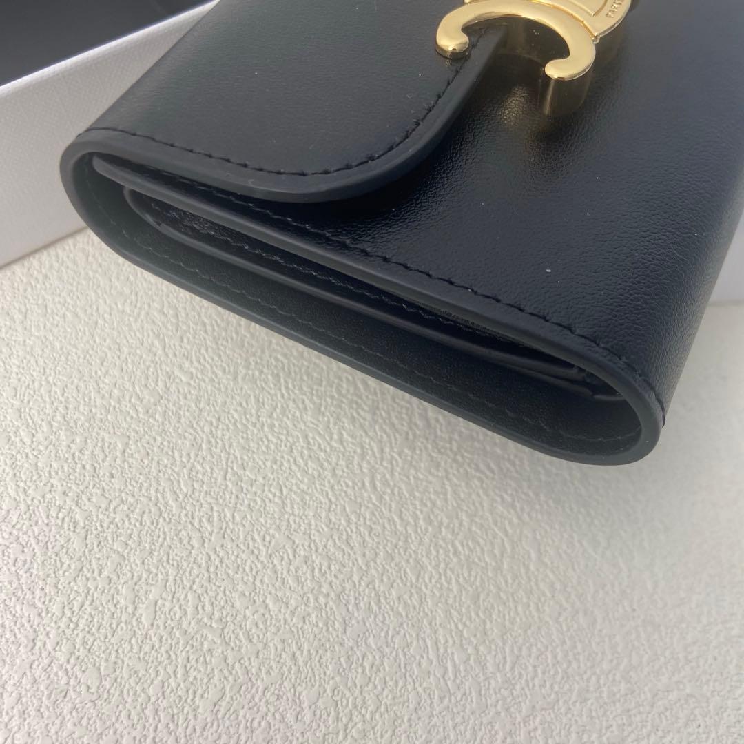【CELINE】ネイビーのレザー製三つ折り財布 ゴールド金具付き
