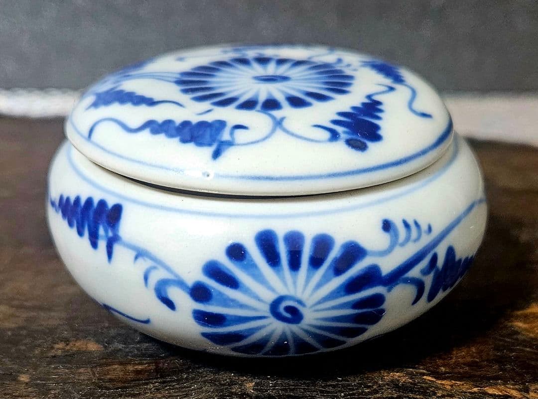 明治時代　古伊万里　染付　安南染付写し 菊唐草文様　香合　蓋物　茶道具茶器