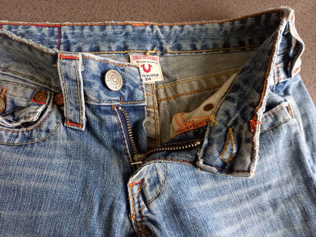 【TRUE RELIGION】ダメージデニムジーンズ　レディース