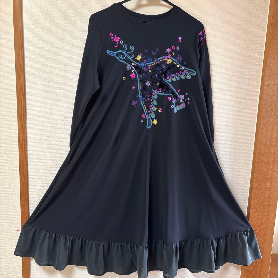 【未使用に近い】✨トクコプルミエヴォル✨黒地鳥刺繍アップリケ裾フリルワンピース❣️
