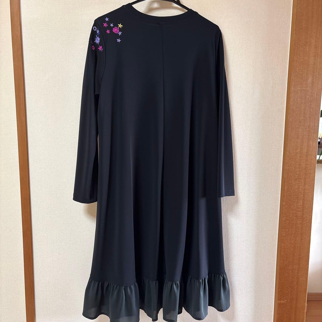 【未使用に近い】✨トクコプルミエヴォル✨黒地鳥刺繍アップリケ裾フリルワンピース❣️