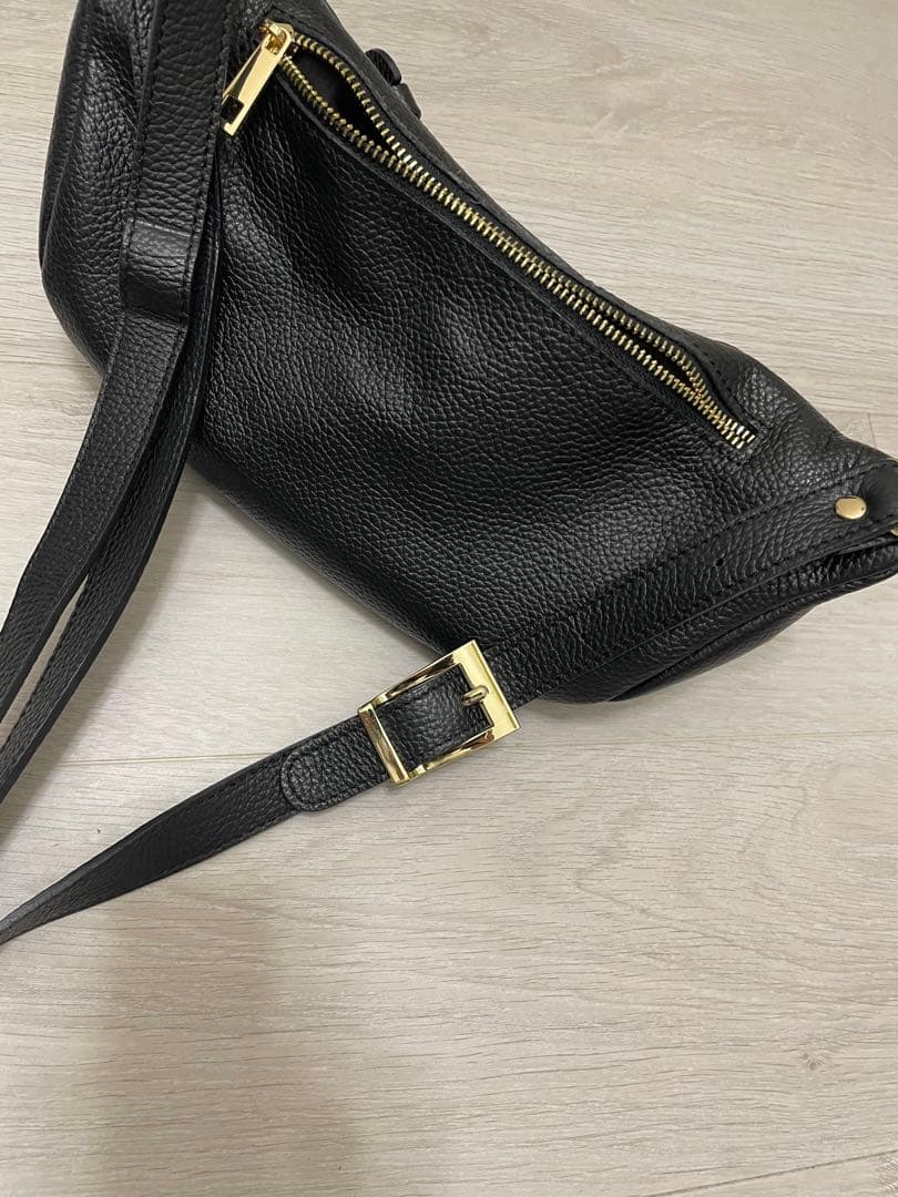AULENTTI ボディバッグ 黒 レザー