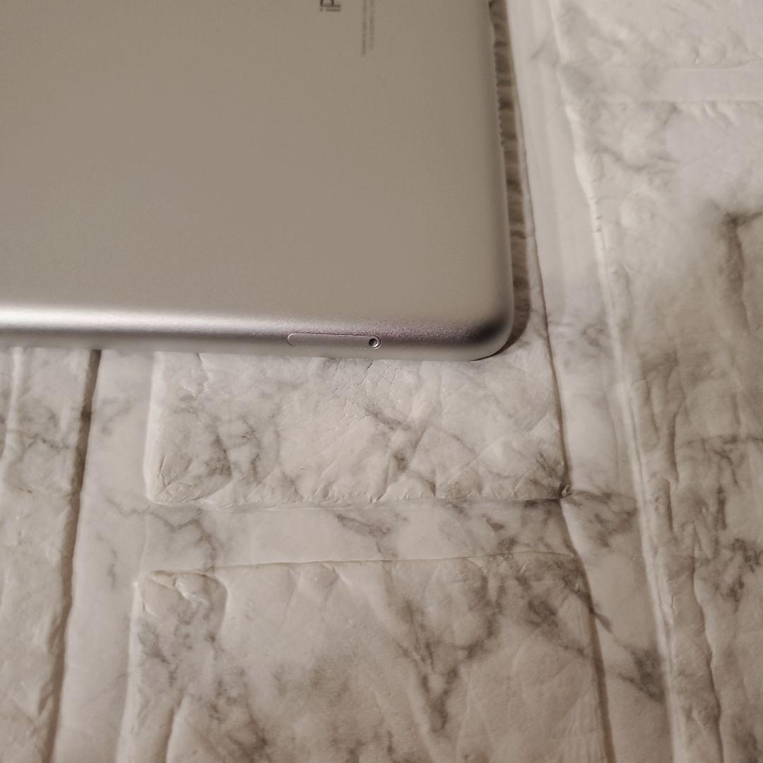132 iPad 6世代 32GB SIMフリー シルバー