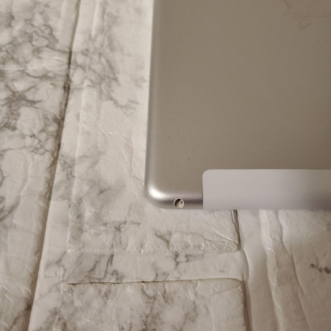 132 iPad 6世代 32GB SIMフリー シルバー