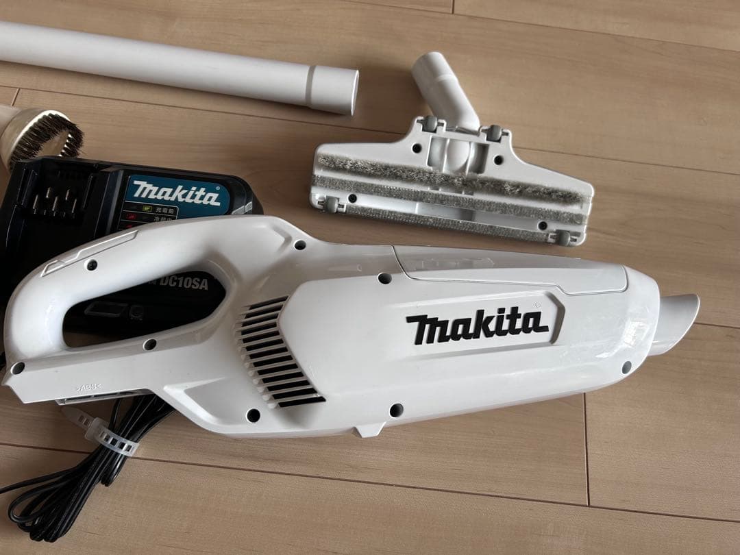 マキタコードレス掃除機　10.8v CL107FD　充電器•バッテリー付き
