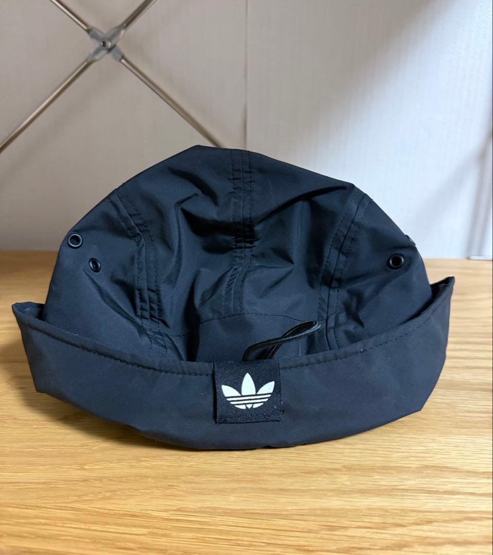 everyone×adidas ブラックキャップ