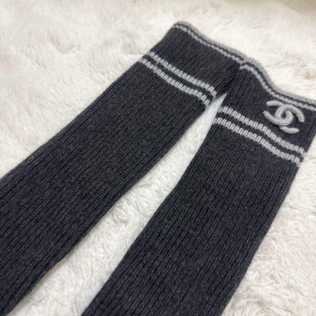 CHANEL ロゴ入り ラインソックス グレー