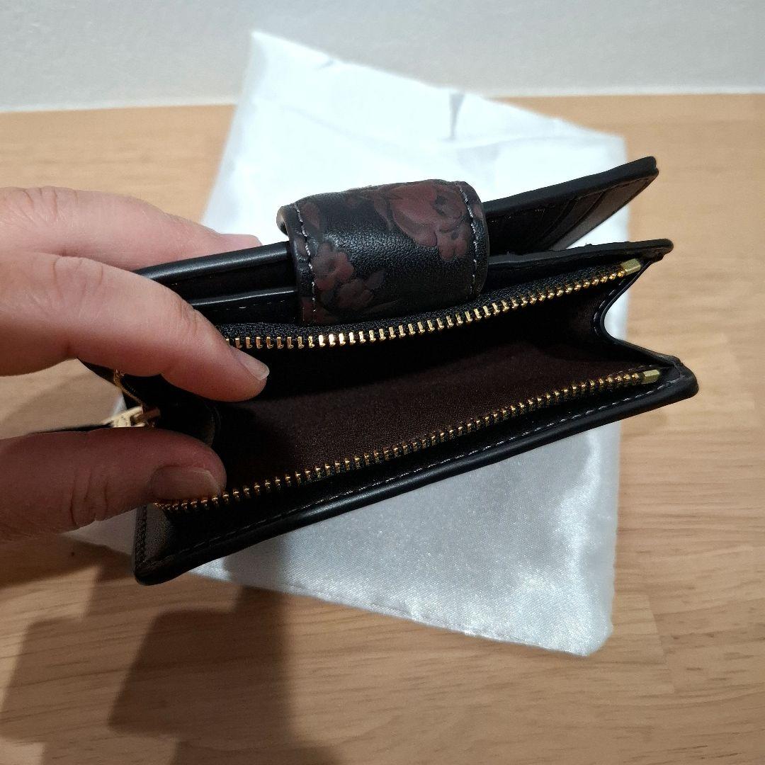 カ*ヤ様 【新品 未使用品】COACH 二つ折り財布 黒 バラ柄 CCR20