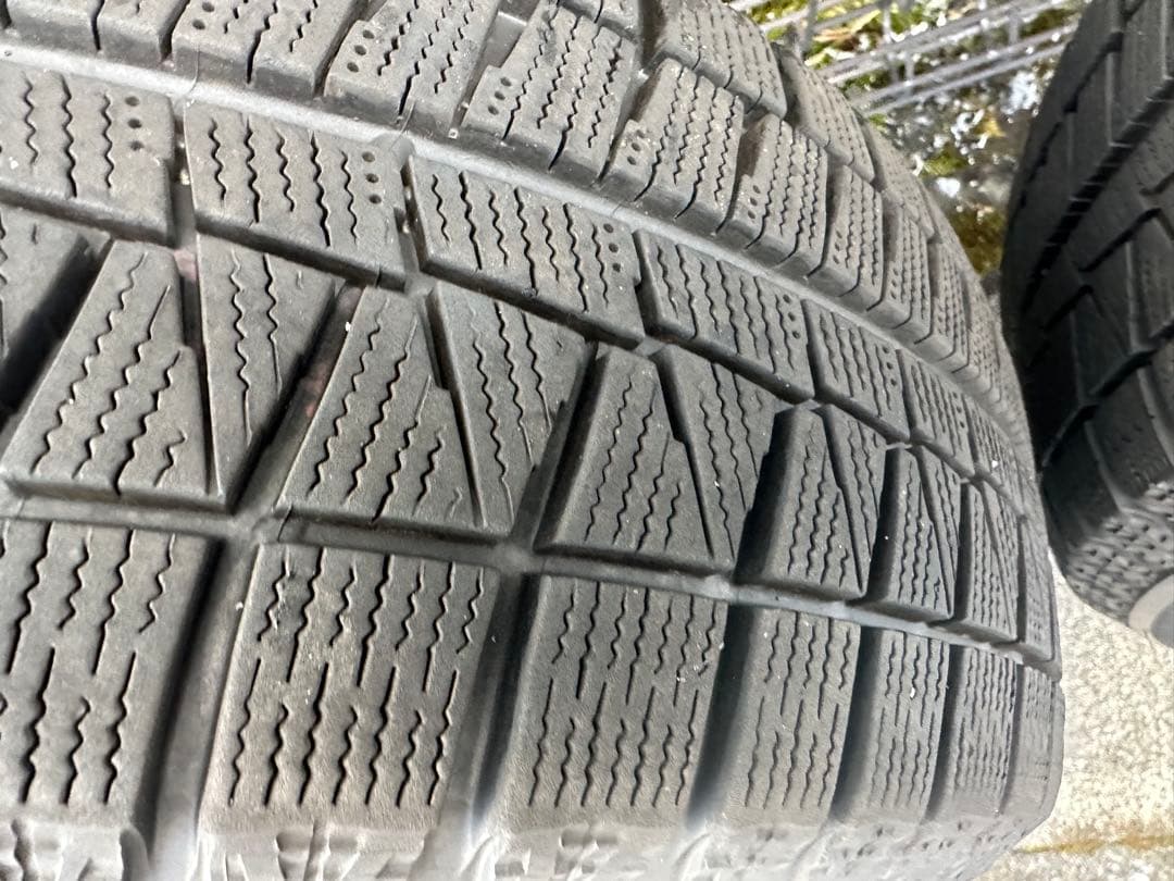 送料無料　R6年製造冬タイヤブリヂストン　185/60R15