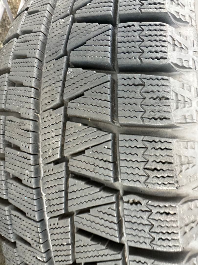 送料無料　R6年製造冬タイヤブリヂストン　185/60R15