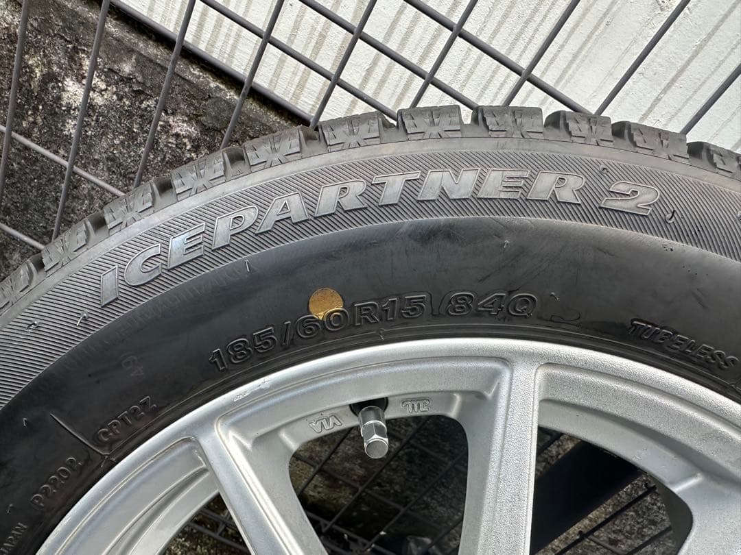 送料無料　R6年製造冬タイヤブリヂストン　185/60R15