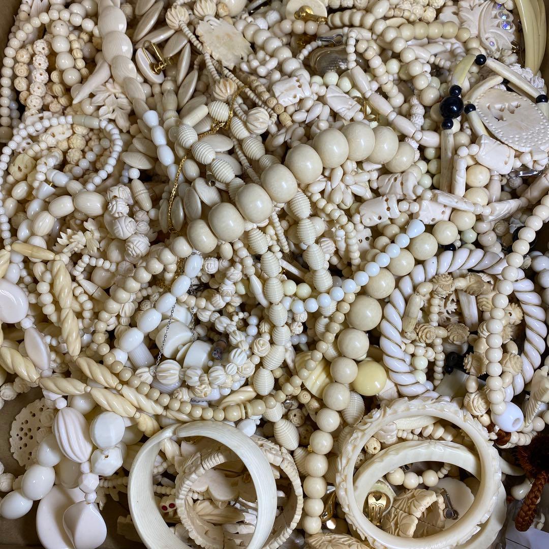 ネックレスなどのアクセサリー　3548g 山　色々　東さ8-0328①