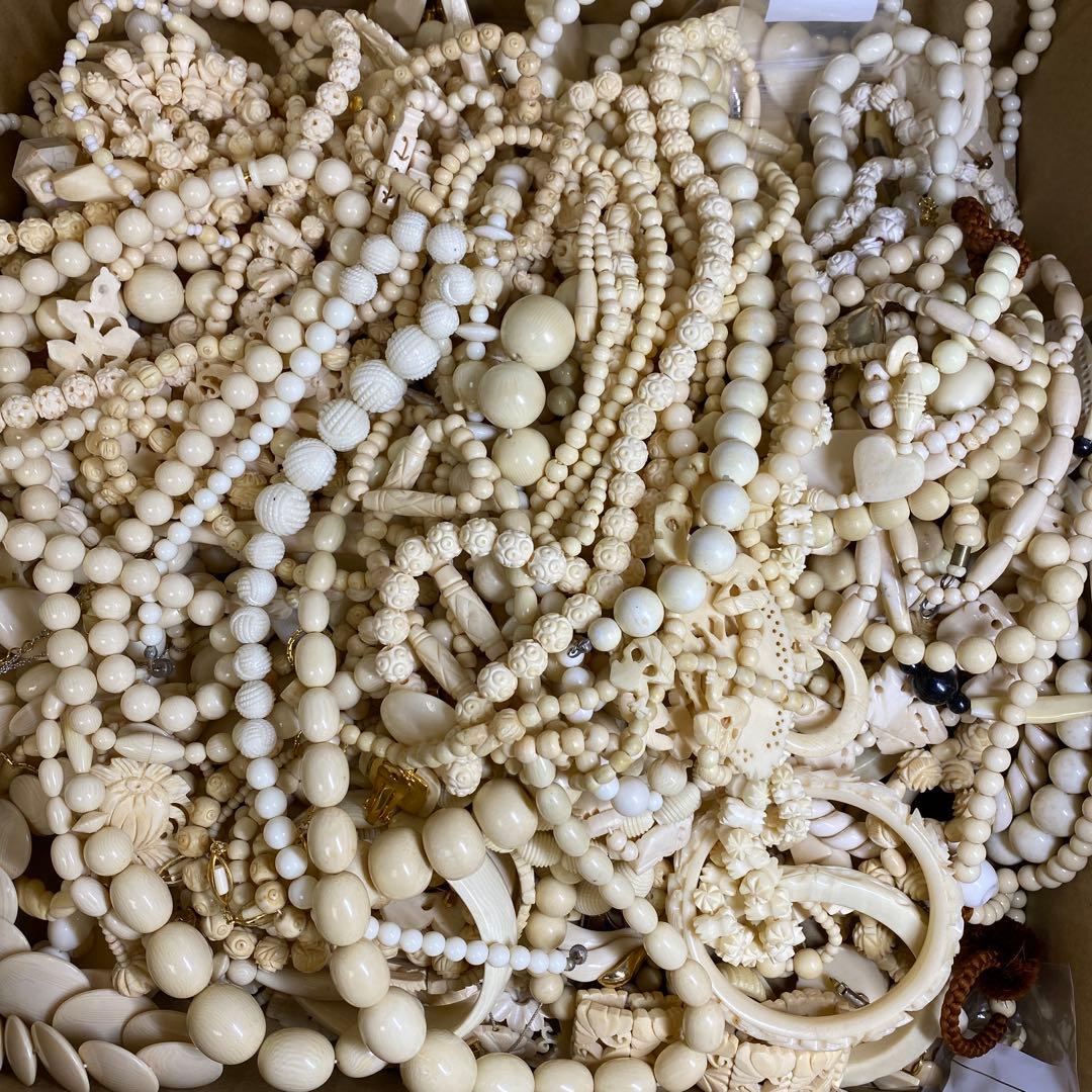 ネックレスなどのアクセサリー　3548g 山　色々　東さ8-0328①