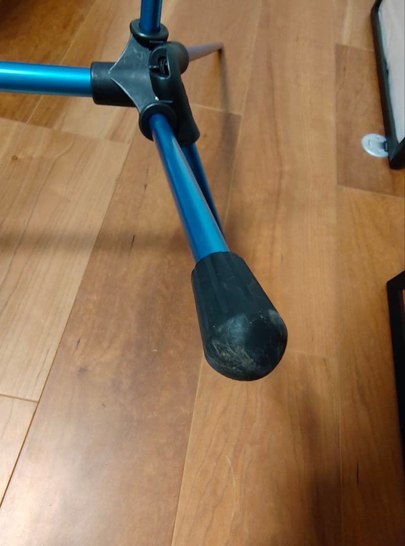 ヘリノックス　チェアワン　焚き火の火の粉による穴あり
