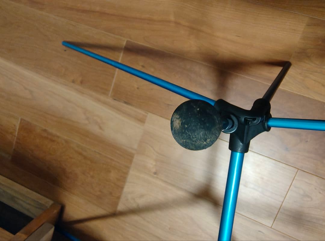 ヘリノックス　チェアワン　焚き火の火の粉による穴あり