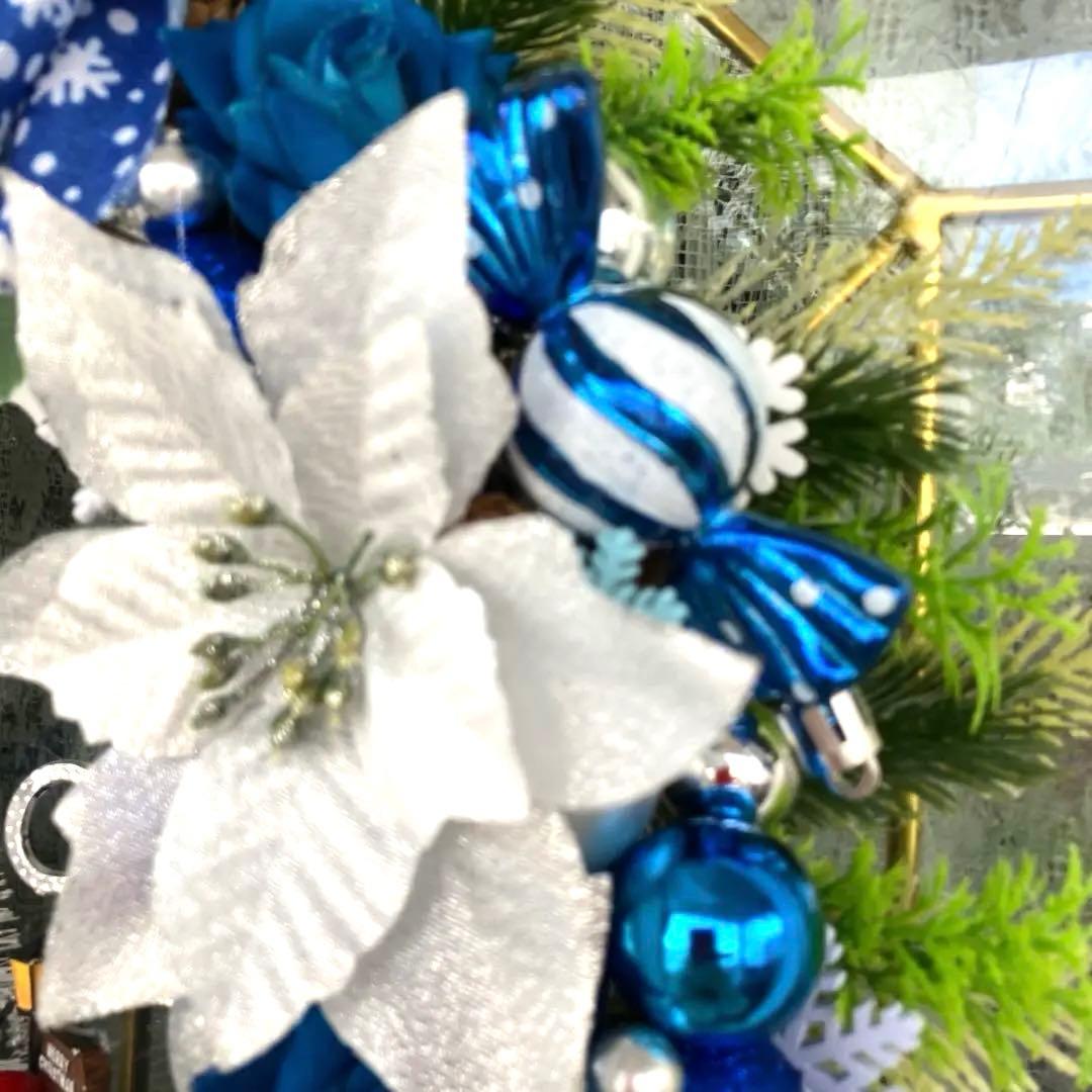 w-veです。ポインセチアとブルーローズのクリスマスリース