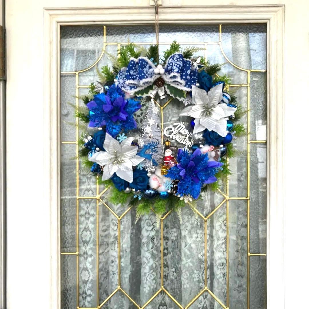 w-veです。ポインセチアとブルーローズのクリスマスリース