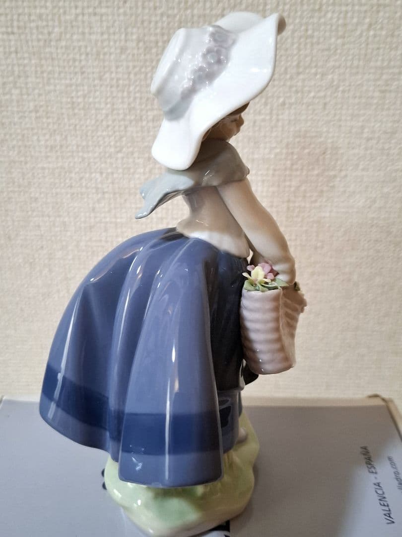 《LLADRO 》陶器製少女像 綺麗な花ばかり フィギュリン　箱付き