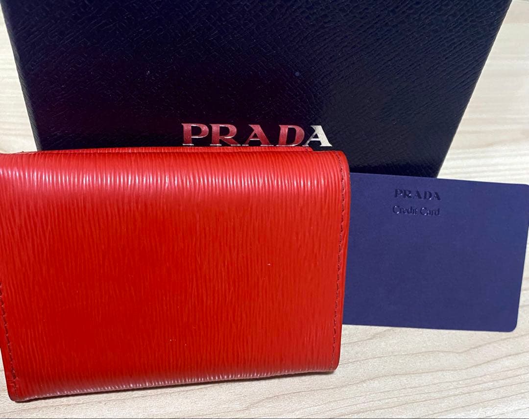 PRADA 三つ折りミニ財布 レッド