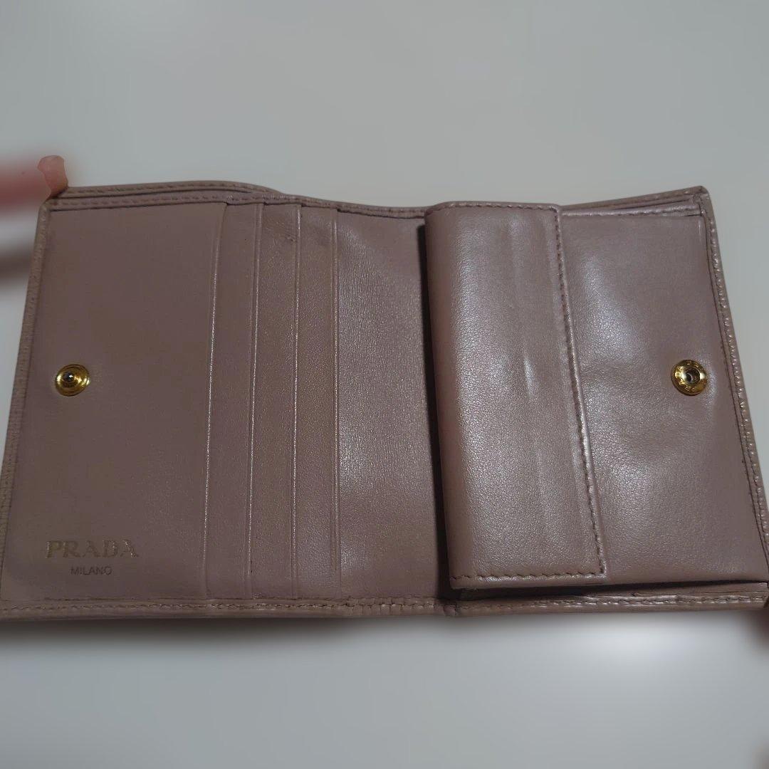 プラダ２つ折り財布