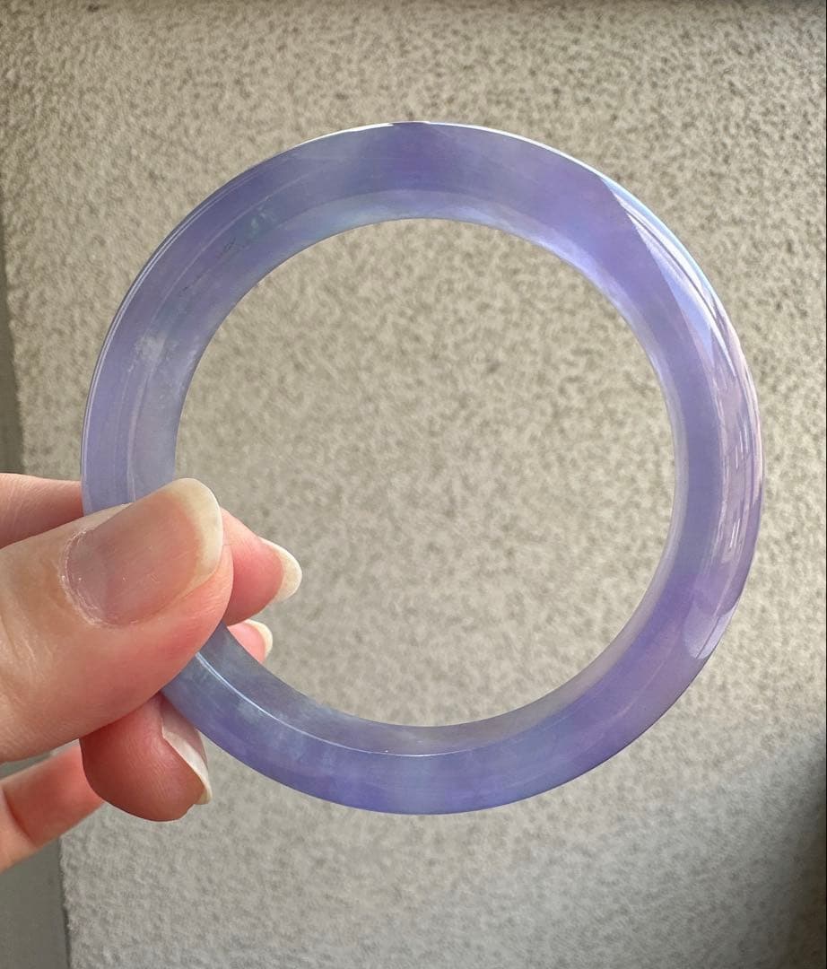 透明感のある紫色翡翠ヒスイバングル