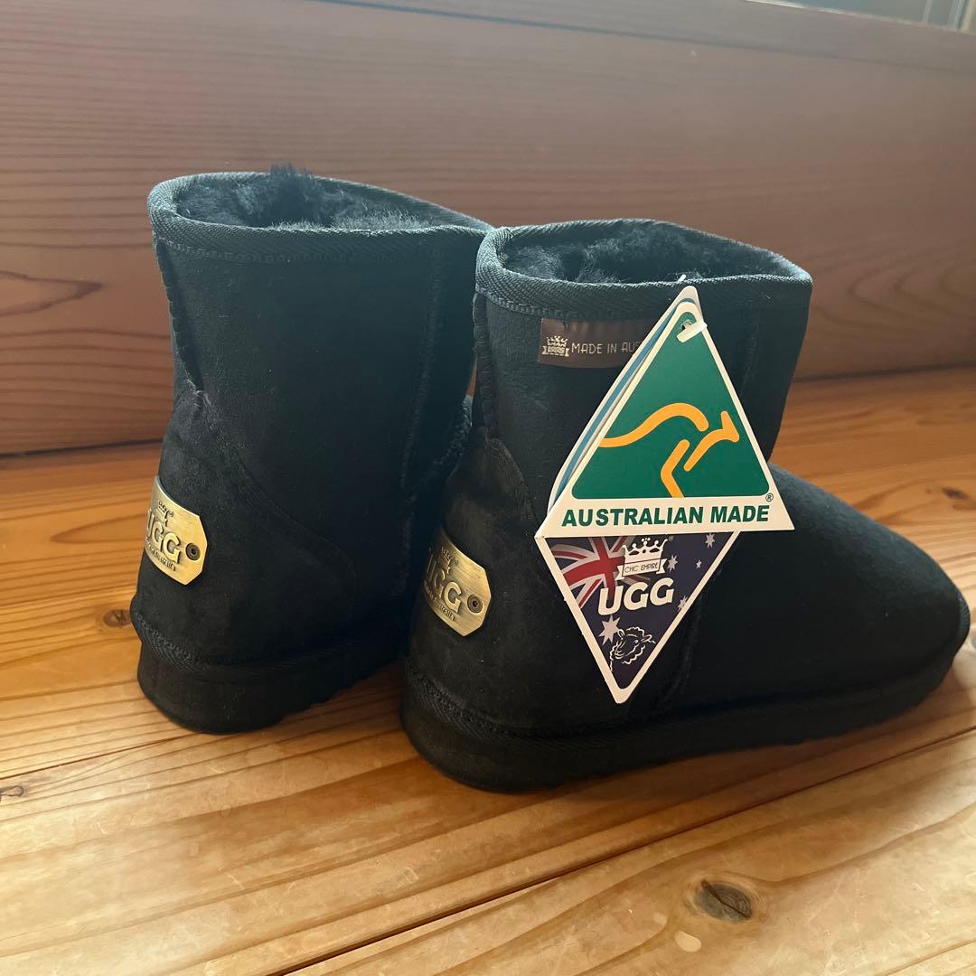 UGG ムートンブーツ　ブラック　金属タグ