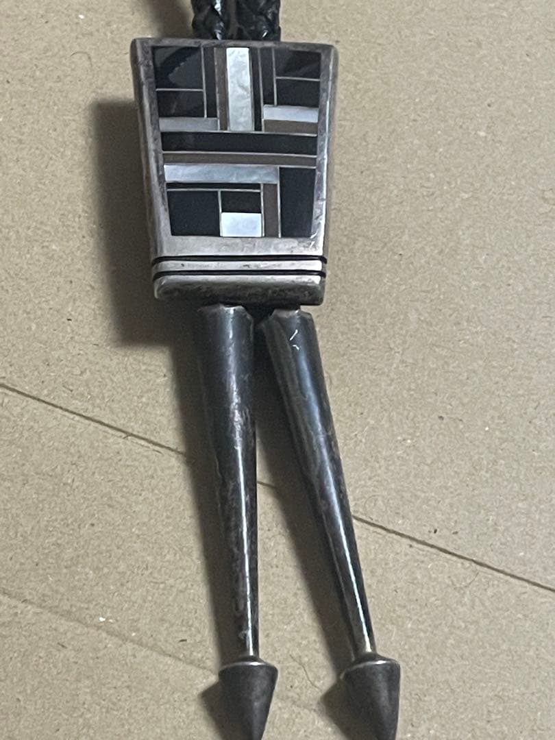 ターコイズをあしらったマルチストーンインレイのボロタイ