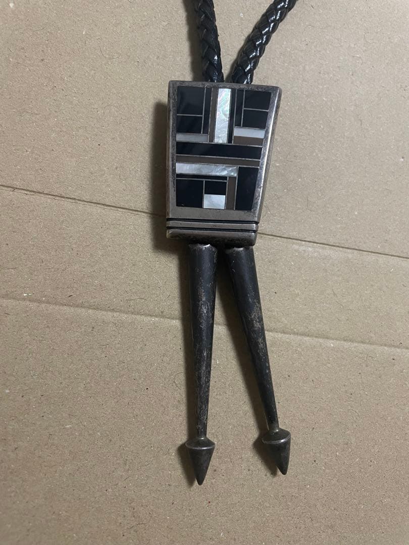 ターコイズをあしらったマルチストーンインレイのボロタイ