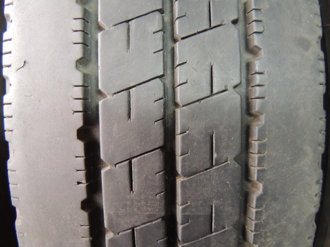 A16　195/75R15 LT　ブリヂストン　4本　トレッド面に小傷有り