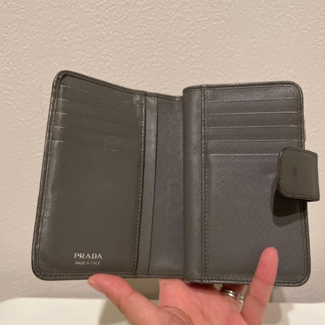 PRADA グレー 二つ折り財布
