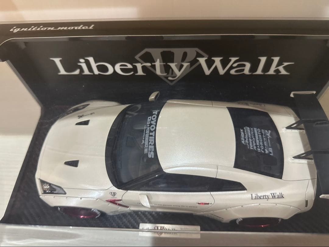 Liberty Walk LBWK 1/18リバティーウォークGT-R ミニカー