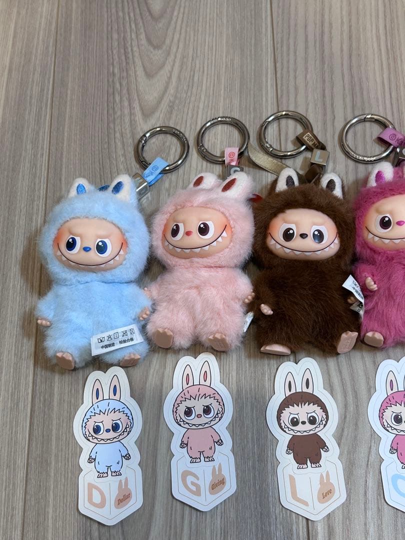 POPMARTイニシャルラブブ