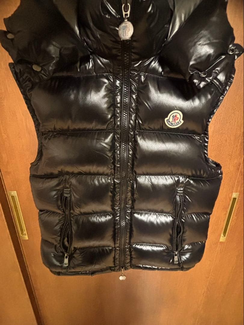 MONCLER ブラック フード付きダウンベスト