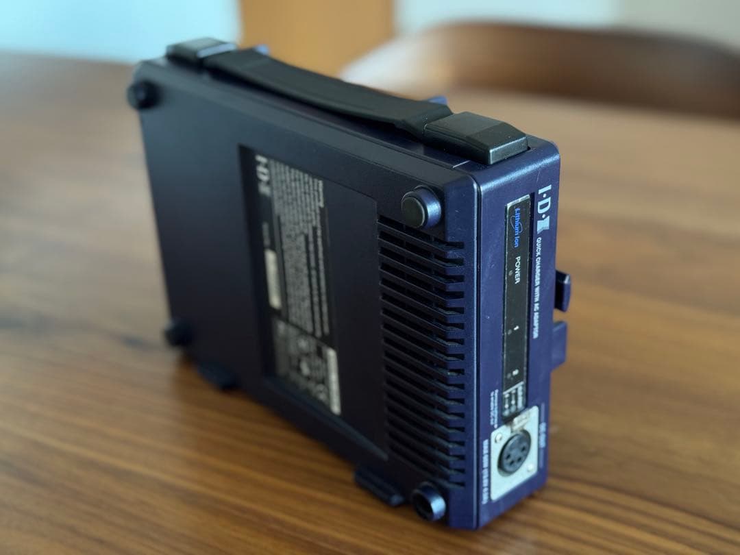 VL-2 PLUS Vマウントバッテリーチャージャー