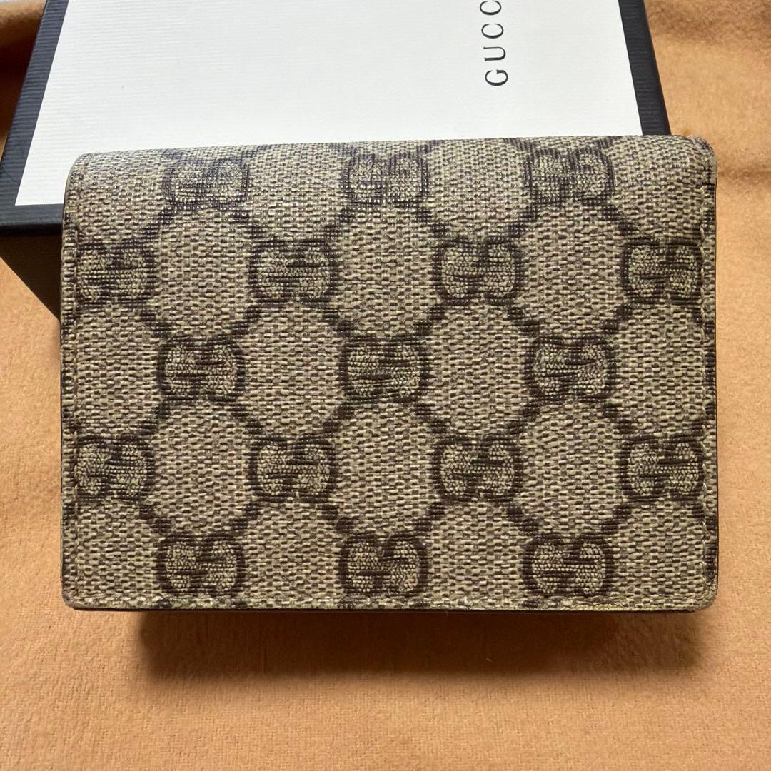 GUCCIのチェリーモチーフ二つ折り財布です。