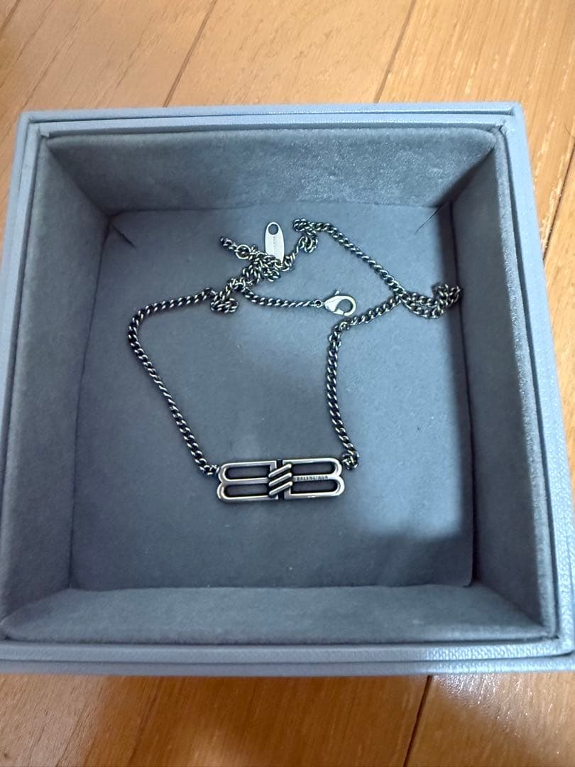 上腕二頭筋 BALENCIAGA BBネックレス