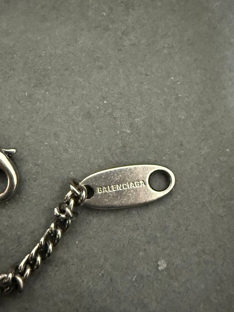 上腕二頭筋 BALENCIAGA BBネックレス